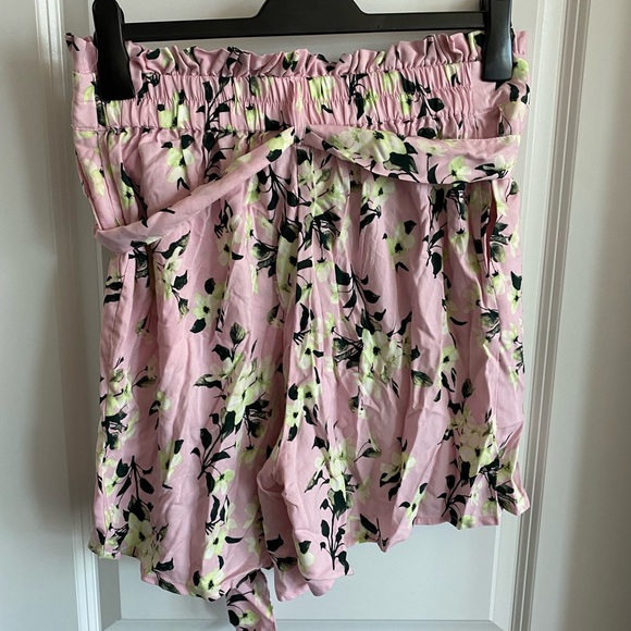 Vero Moda Womens pink floral shorts - Size Large - Picture 3 of 3